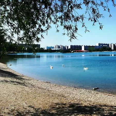 Lake Apartment, 2x Free Garage, 10 Mins To Centre *