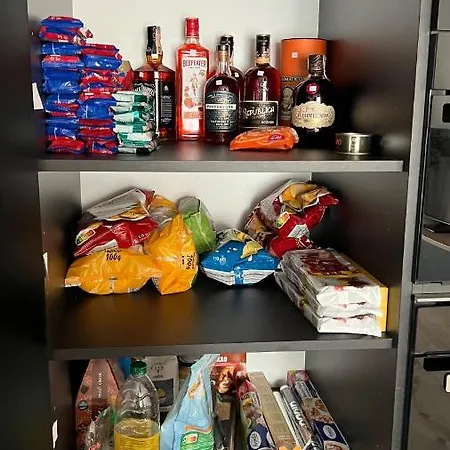 Lake Apartment, 2x Free Garage, 10 Mins To Centre * Братислава