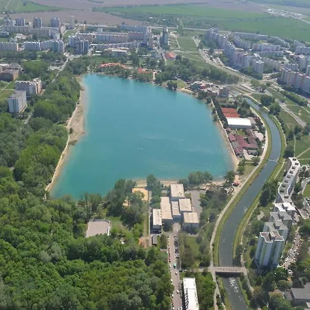 Lake Apartment, 2x Free Garage, 10 Mins To Centre *