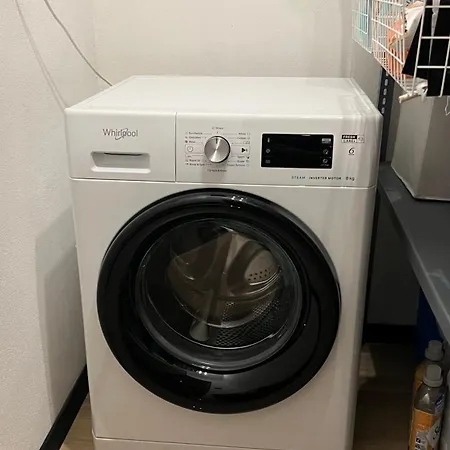 Lake Apartment, 2x Free Garage, 10 Mins To Centre *