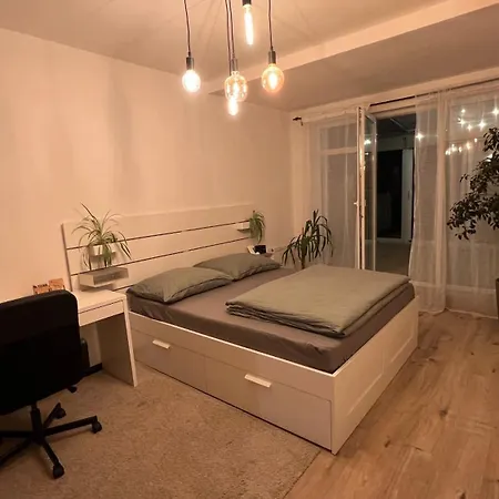 Apartment, 2x Free Garage, 10 Mins To Centre * Μπρατισλάβα