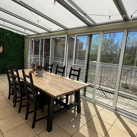 Apartment, 2x Free Garage, 10 Mins To Centre Apartmán